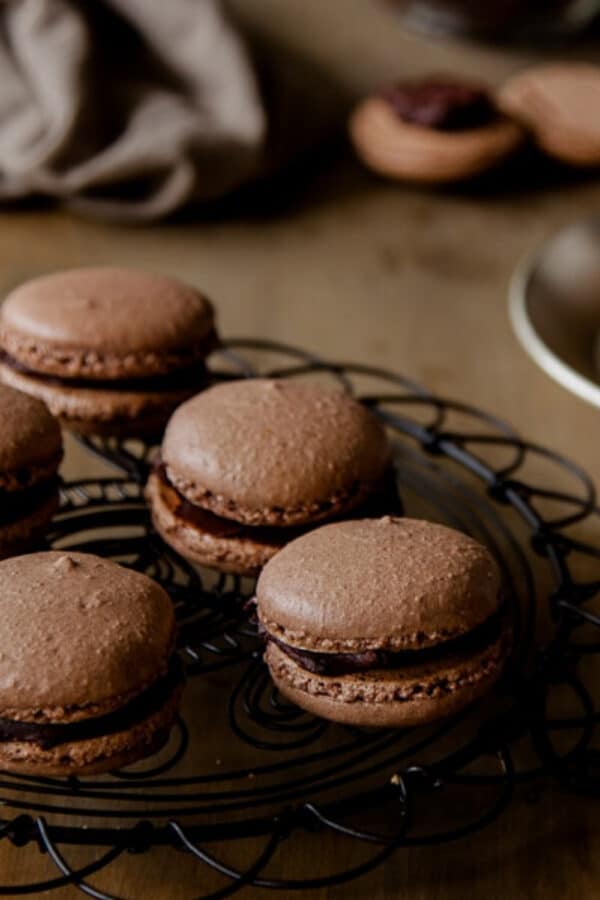 Makarony czekoladowe z ganache z ciemnej czekolady