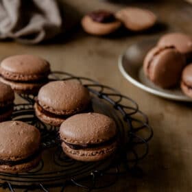 Macarons au chocolat avec ganache au chocolat noir