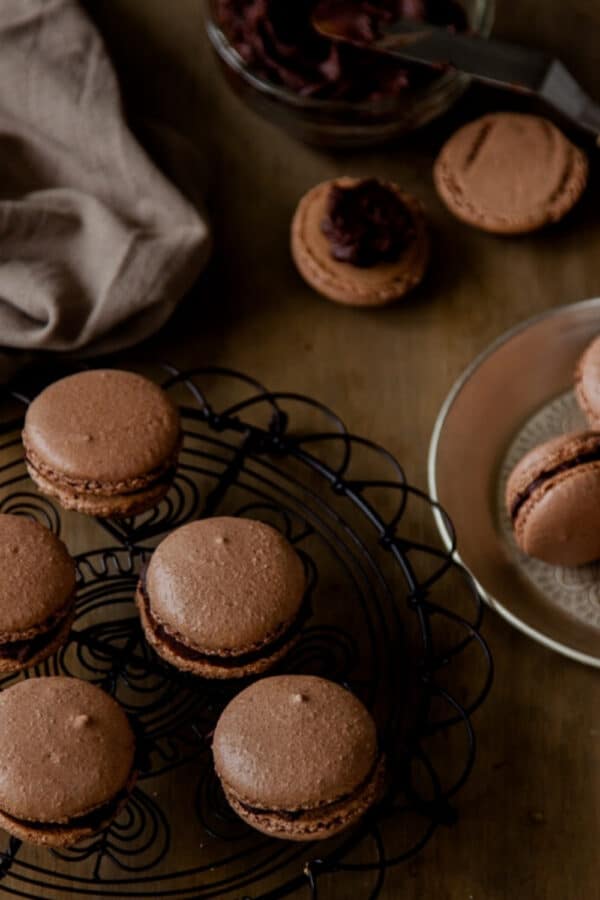 Macarons al cioccolato con ganache al cioccolato fondente