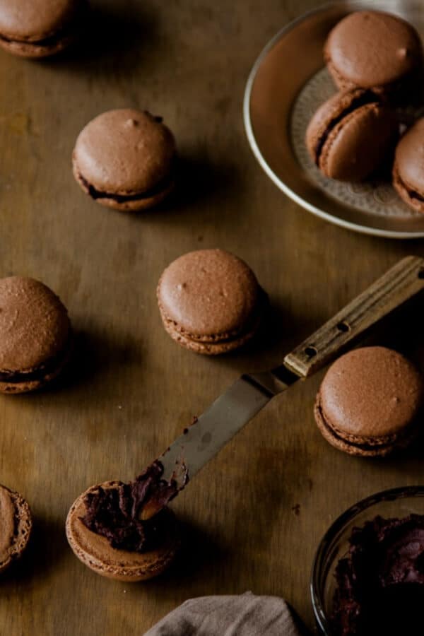 Macarons au chocolat avec ganache au chocolat noir