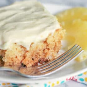 Torta all'ananas schiacciata con glassa alla crema di formaggio