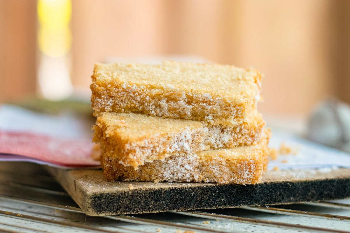 rodajas de pastel vegano apiladas en una tabla de cortar