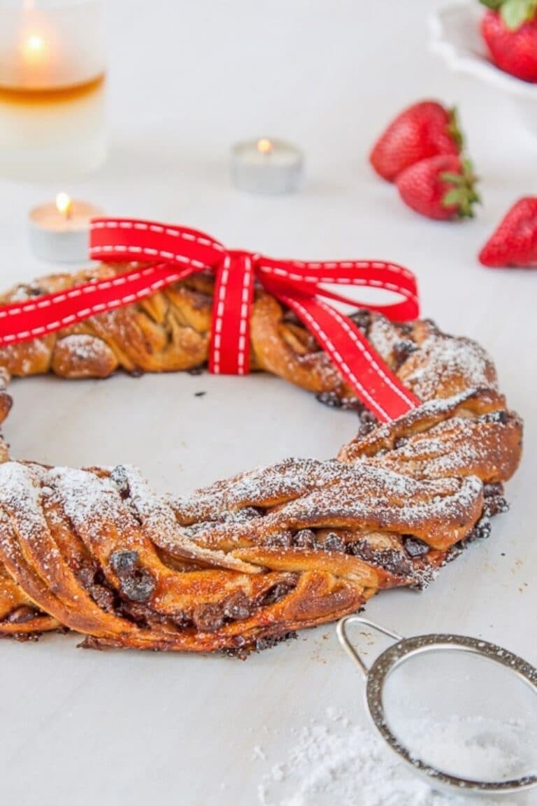 Strawberry & Chocolate Chip Christmas Wreath | Easy Christmas Baking ...